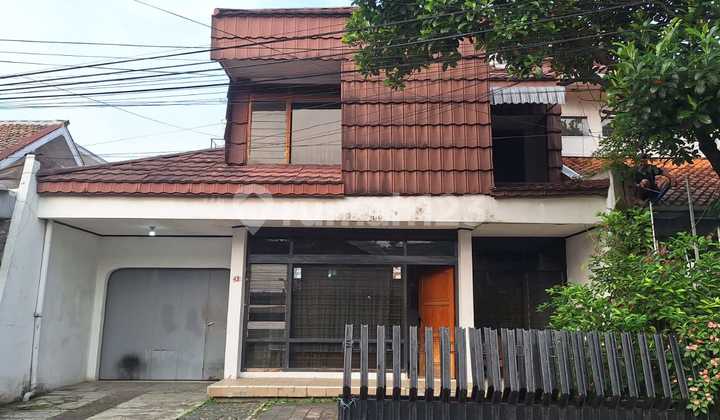 Old House with SHM, Suitable for Boarding House in Lower Supratman Area, Bandung.