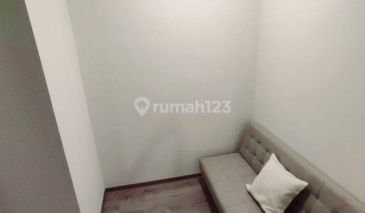 ruang keluarga apartemen sudirman suites bagus, siap