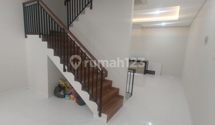 New 3.5-Story Building House in Tomang, Jakarta New 3.5-Story Building House in Tomang, Jakarta