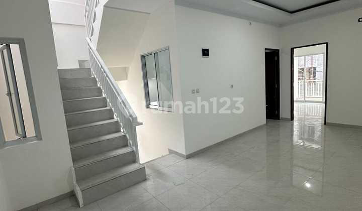 Brand New Rumah Minimalis 3 Lantai. Duri Kepa