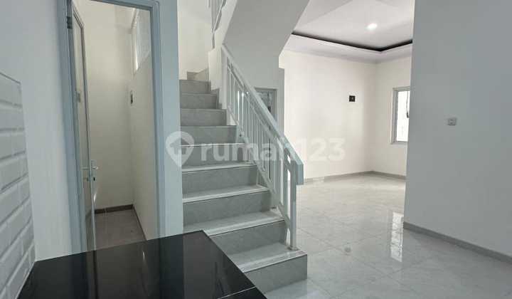 Brand New Rumah Minimalis 3 Lantai. Duri Kepa