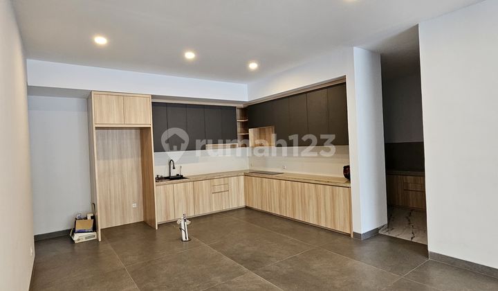 Dijual Rumah Huk Siap Huni 3 lantai di Sutera Palmyra Alam Sutera 