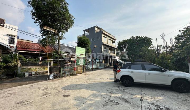 Ready-to-Occupy Hook House in Front of Indraprasta Public Facilities Ready-to-Occupy Hook House in Front of Indraprasta Public Facilities