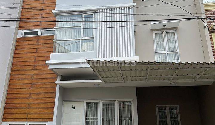 Rumah modern 2 lantai pinggir jalan akses 2 mobil shm imb 2