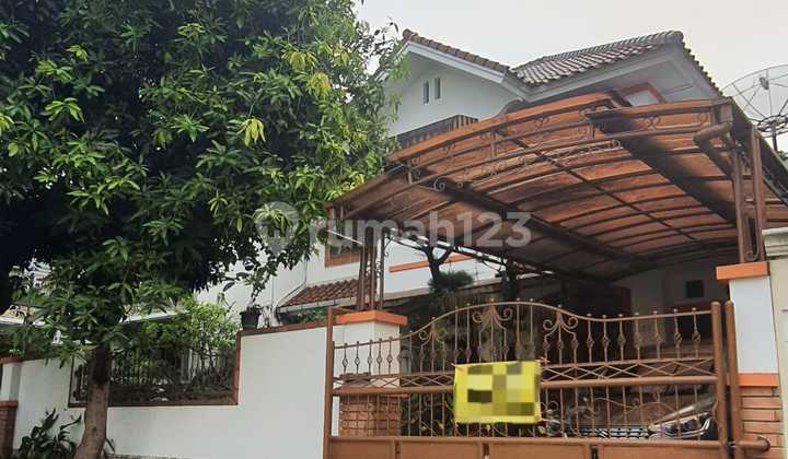 Rumah 2 lt second Boulevard di Kota Wisata 2