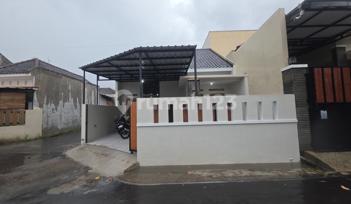 Rumah Siap Huni Posisi Hoek Akses Jalan Lebar di Gedongan