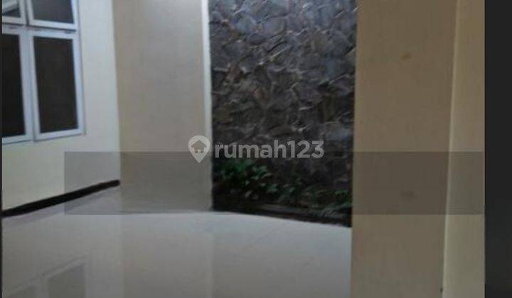 Rumah 2 Lantai Bagus bangunan terawat lokasi manahan 2