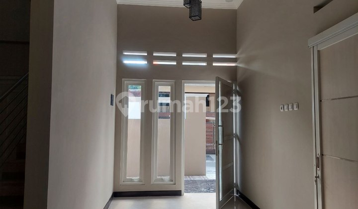 Luxury 2-Story House Ready to Live In, Central Solo City Location. 2