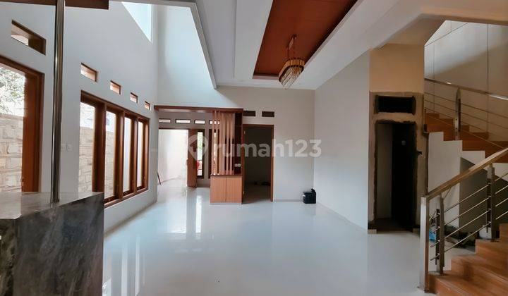 Rumah Baru 2lantai posisi hoek solo kota banjarsari Banguna Mewah