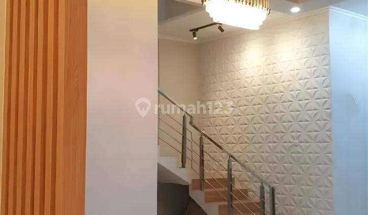Rumah Baru 2lantai posisi hoek solo kota banjarsari Banguna Mewah