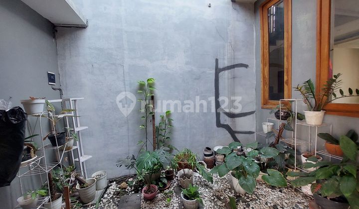 Nice luxury house and warehouse shop by the main road in Jaten. 2