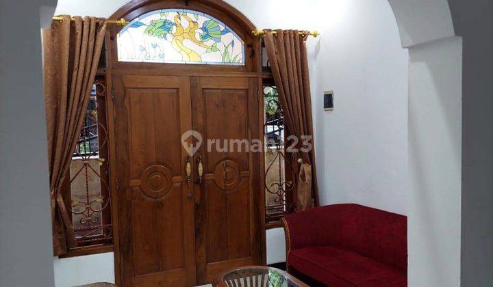 Rumah 2 Lantai Bagus posisi hoek tengah kota solo dekat solosquar 2