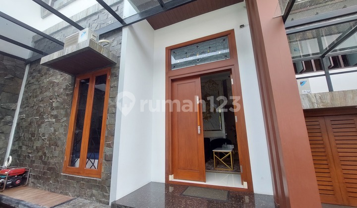 Luxury 2-Story House with Swimming Pool Near The Park Mall Solo Baru 2
