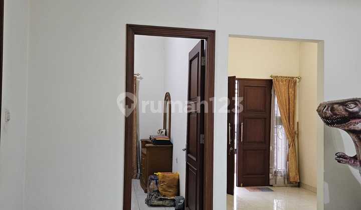 Disewa Rumah Bagus 2 lantai Di Setiabudi