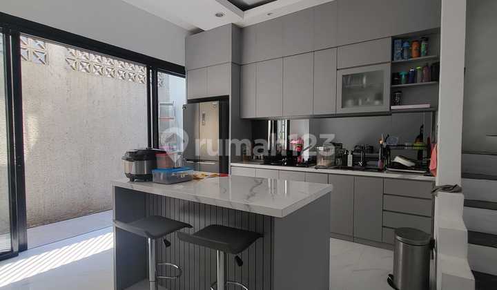 SEMI-FURNISHED, RENOVATED, MOVE-IN READY HOUSE IN NEWTON SCIENTIA 1