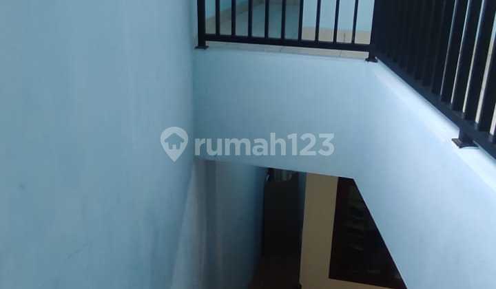 Rumah 2 Lantai Lokasi Strategis di Jatiwaringin  13