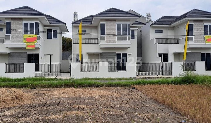 Rumah Minimalis 2 Lantai Tepi Jalan Aspal dekat Pesona Bandara Land