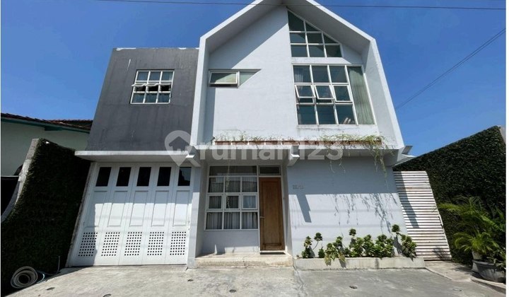 Rumah Scandinavian Tropis dalam Perumahan Jombor dekat Monumen Jogja Kembali