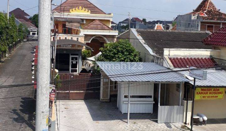 Rumah + Kost + Halaman Tempat Usaha, Luas, Pinggir Jalan Aspal Ramai, Strategis dekat Alfamidi dan Superindo