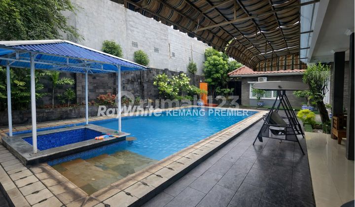 House for Sale in a Strategic Area in Duren Tiga - South Jakarta