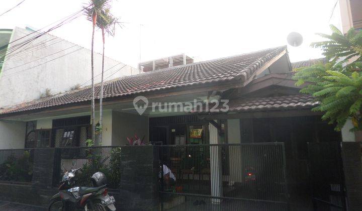 Rumah Lama terawat apik lingkungan tenang 1