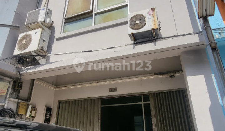 SHOPHOUSE IN THE OFFICE COMPLEX ON MATRAMAN STREET, EAST JAKARTA