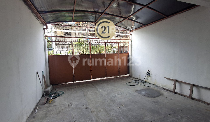 House with Access for 2 Cars in a Comfortable, Safe, and Quiet Location