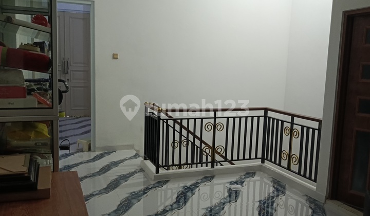 Rumah Bagus 2 Lantai  Baru Dalam Komplek