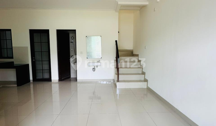 Rumah Green Village 6x10,5 Cipondoh, Hadap Selatan, Depan Taman