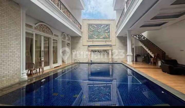 Rumah Mewah Plus Kolam Renang Siap Huni di Duren Sawit