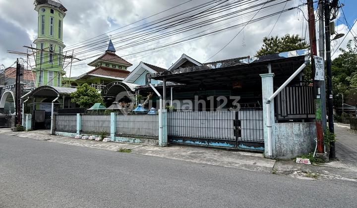 Spacious Hook House Strategically Located at the Edge of an Asphalt Road Inside the Ring Road in Sorowajan, Near UIN Campus and Amplaz Mall.