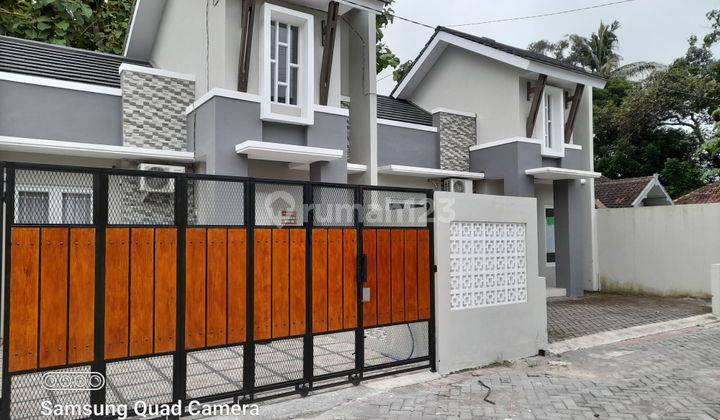 RUMAH CANTIK SEPERTI 2 LANTAI - FULLY FURNISHED DALAM PERUMAHAN SINAR BERLIAN SEDAYU JALAN WATES KM 9 SEDAYU DEKAT PERTAMINA REWULU 1