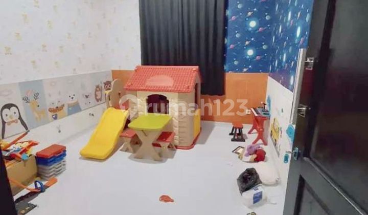 RUMAH MEWAH 2 LANTAI DALAM PERUNAHAN DI SETURAN DEKAT KAMPUS UPN 3