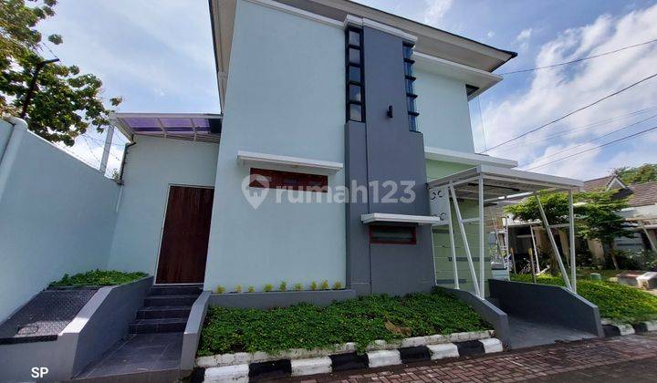 RUMAH MEWAH 2 LANTAI ISTIMEWA HOOK DALAM PERUMAHAN ELITE DI MLATI DEKAT SCH SLEMAN