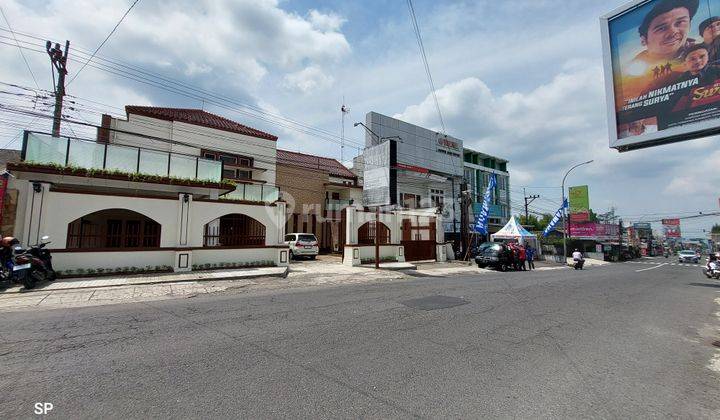 JARANG ADA! GEDUNG LUAS KOST EKLUSIF DAN RUMAH MEWAH ADA KOLAM RENANG - STRATEGIS DI TEPI JALAN KALIURANG KM 14 DEKAT KAMPUS UII