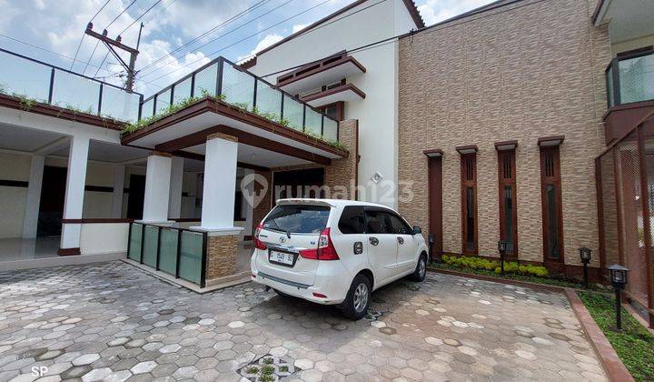 JARANG ADA! GEDUNG LUAS KOST EKLUSIF DAN RUMAH MEWAH ADA KOLAM RENANG - STRATEGIS DI TEPI JALAN KALIURANG KM 14 DEKAT KAMPUS UII