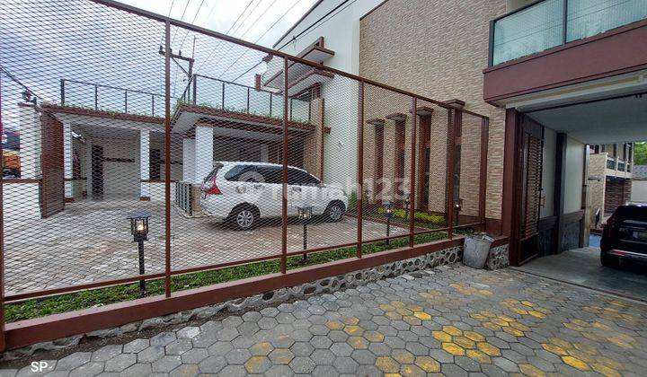 JARANG ADA! GEDUNG LUAS KOST EKLUSIF DAN RUMAH MEWAH ADA KOLAM RENANG - STRATEGIS DI TEPI JALAN KALIURANG KM 14 DEKAT KAMPUS UII
