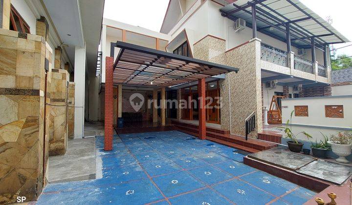 JARANG ADA! GEDUNG LUAS KOST EKLUSIF DAN RUMAH MEWAH ADA KOLAM RENANG - STRATEGIS DI TEPI JALAN KALIURANG KM 14 DEKAT KAMPUS UII