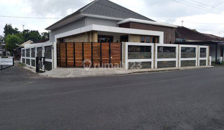 RUMAH BARU MEWAH HOOK ISTIMEWA DENGAN TANAH LUAS TEPI JALAN ASPAL DI KOTAGEDE  1