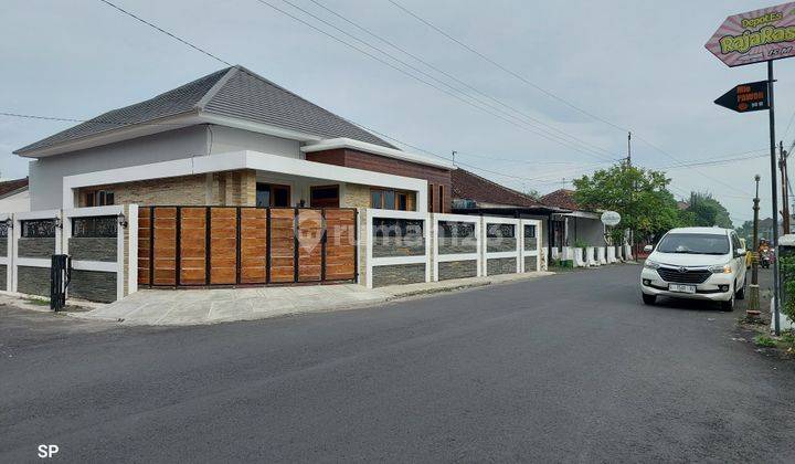 RUMAH BARU MEWAH HOOK ISTIMEWA DENGAN TANAH LUAS TEPI JALAN ASPAL DI KOTAGEDE KODYA