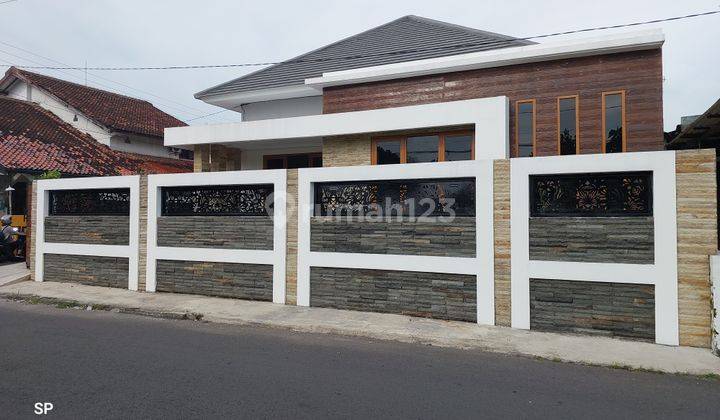 RUMAH BARU MEWAH HOOK ISTIMEWA DENGAN TANAH LUAS TEPI JALAN ASPAL DI KOTAGEDE KODYA
