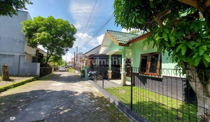 MURAH BANGET! RUMAH CANTIK TERAWAT - HARGA BERSAHABAT DALAM PERUMAHAN ASRI DEKAT KAMPUS BUDI MULIA TAJEM