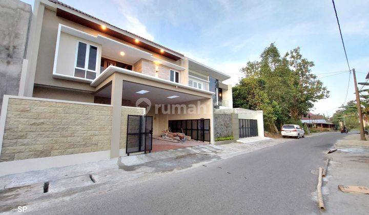 ISTIMEWA BANGET! RUMAH MEWAH BARU 2 LANTAI DENGAN KUALITAS PREMIUM DI DEKAT STADION MAGUWOHARJO DAN JOGJABAY