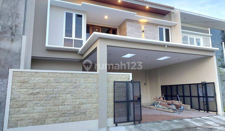 ISTIMEWA BANGET! RUMAH MEWAH BARU 2 LANTAI DENGAN KUALITAS PREMIUM DI DEKAT STADION MAGUWOHARJO DAN JOGJABAY