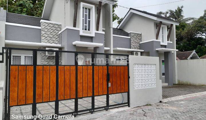 RUMAH CANTIK SEPERTI 2 LANTAI - FULLY FURNISHED DALAM PERUMAHAN SINAR BERLIAN SEDAYU JALAN WATES KM 9 SEDAYU 1