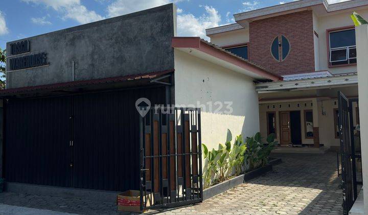 RUANG USAHA DAN RUMAH 2 LANTAI MEWAH DENGAN TANAH LUAS DI MAGUWOHARJO DEKAT PASAR STAN 1