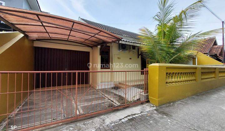 RUMAH CANTIK DENGAN TANAH LUAS HARGA MURAH DI SANTAN MAGUWOHARJO DEPOK SLEMAN DEKAT TRANSMART 1