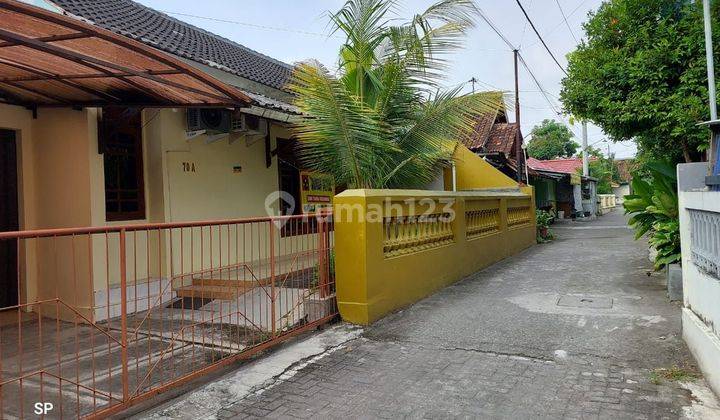 RUMAH CANTIK DENGAN TANAH LUAS HARGA MURAH DI SANTAN MAGUWOHARJO DEPOK SLEMAN DEKAT TRANSMART 2