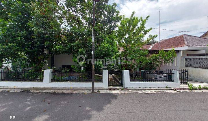 RUMAH ASRI DENGAN TANAH LUAS DALAM KOMPLEK PERUMAHAN DI DEKAT PASAR STAN MAGUWOHARJO DEPOK SLEMAN  1