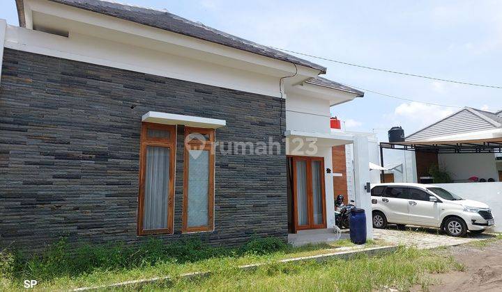 RUMAH CANTIK MINIMALIS MELEBAR DALAM PERUMAHAN DI TIRTOMARTANI KALASAN DEKAT RS. BHAYANGKARA 2